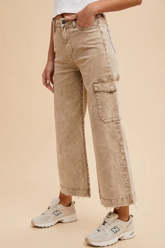 Wear Raw Hem Wide Leg Jeans with Cargo Pockets